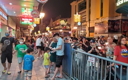 Nắng nóng đầu hè, hàng kem nổi tiếng Hà Nội chật cứng người