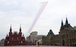 Cường kích Su-25 vẽ quốc kỳ Nga tuyệt đẹp diễn tập kỷ niệm Ngày Chiến thắng