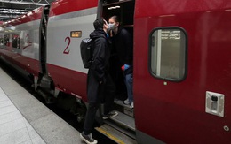 24h qua ảnh: Cặp đôi hôn chia tay nhau tại nhà ga tàu hỏa