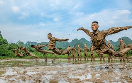 24h qua ảnh: Cảnh sát vũ trang Trung Quốc luyện tập trong vũng bùn