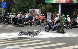 Bị cảnh sát truy đuổi, hai thanh niên nghi cướp giật phóng bạt mạng rồi ngã, xe cháy rụi ở trung tâm Sài Gòn