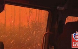 Xe chở lính cứu hỏa Úc bị thần lửa nuốt trọn