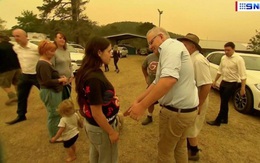 Phẫn nộ vì cháy rừng, người dân Úc không thèm bắt tay Thủ tướng
