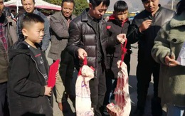 Giữa thời buổi thịt lợn đắt hơn vàng, một trường học chơi lớn thưởng nóng học sinh giỏi 30kg thịt khiến phụ huynh hò hét vì sung sướng