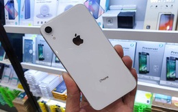 Bán iPhone XR tại Việt Nam: Kẻ "giữ", người "buông"