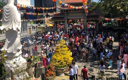 Người Sài Gòn chen chân đi lễ, đường vào chùa kẹt cứng