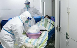 Loạt ảnh và clip cho thấy sự nhọc nhằn của bác sĩ ở Vũ Hán: Ăn Tết trong bệnh viện, bật khóc vì áp lực và thậm chí hy sinh cả tính mạng