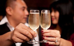 Cô giáo tự tách đoàn du lịch để gặp bạn cũ, về nhà bị mẹ chồng ép ly hôn vì lý do: "Có ai đi ăn tối với bộ đồ ngủ không?"