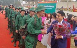 Chủ tịch UBND TP Hà Nội Nguyễn Đức Chung động viên các tân binh lên đường nhập ngũ