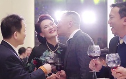 Vợ chồng cựu chủ tịch CLB Sài Gòn hôn nhau ngọt ngào, "quẩy" cực sung trong đám cưới con gái Quỳnh Anh
