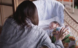 Từ câu chuyện một bà mẹ tự tử sau 3 tháng sinh con: Người mẹ nào chưa từng phải khóc giữa đêm?