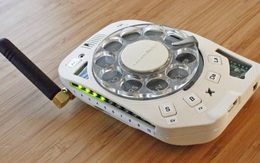 Chán smartphone, cô nàng này đã tự chế một chiếc điện thoại di động quay số cực kỳ hoài cổ