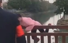 Bị ngăn không cho qua cầu vì không đeo khẩu trang, người phụ nữ nhảy luôn xuống sông chống đối và cái kết "ngượng chín mặt"