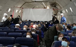 14 người mắc Covid-19 ngồi khoang riêng trên chuyến bay sơ tán về Mỹ