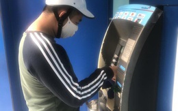 Hà Nội: ATM thờ ơ phòng dịch, khách lo nhiễm Covid-19