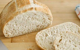 Chỉ với cách này, bánh mì khô cứng đến mấy cũng trở nên mềm ngon như mới ra lò