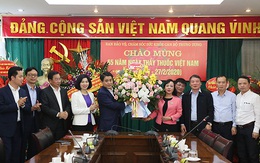 Chủ tịch UBND TP Hà Nội chúc mừng các y bác sỹ nhân Ngày Thầy thuốc Việt Nam