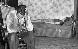 Bức ảnh chụp khoảnh khắc người chồng ngồi bất lực trước thi thể của vợ nằm trên ghế nhưng chuyện gì xảy ra trước đó lại mãi là bí ẩn