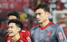 HLV Muangthong United nói gì khi đẩy thủ môn số 1 tuyển Việt Nam lên băng ghế dự bị?