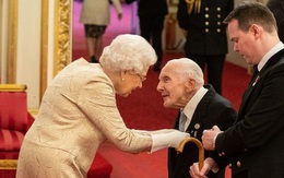 Giữa lúc dịch bệnh Covid-19 lan rộng, lần đầu tiên trong vòng 60 năm, Nữ hoàng Anh đeo găng tay trong buổi lễ trao tặng huân chương