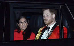 Meghan Markle lộ gương mặt cau có, khó chịu khi ngồi trong xe với chồng, khiến dư luận tin rằng hôn nhân đang gặp trục trặc