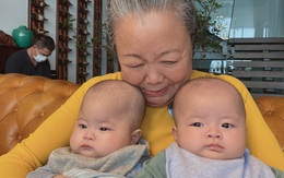 Hot mom Văn Thùy Dương hạnh phúc ngắm mẹ bế 2 cháu ngoại sinh đôi, song món đồ nhỏ cài trên áo bà khiến ai cũng xúc động khi nhìn thấy