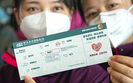 Xúc động tấm thẻ lên máy bay đặc biệt mỗi bác sỹ nhận được trước khi rời tâm dịch Vũ Hán