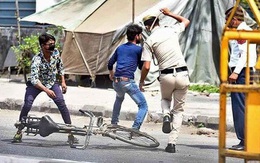Ngày đầu tiên bị phong tỏa của đất nước 1,3 tỉ dân: Cảnh sát Ấn Độ truy lùng người chống lệnh, quất roi, bắt chống đẩy giữa phố