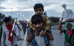 Ấn Độ phong tỏa toàn quốc, nam công nhân chết gục khi đi bộ 200km về nhà