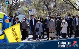 Số ca nhiễm Covid-19 ở Nhật tăng vọt, chính phủ khuyến khích ở nhà nhưng vì sao người lao động vẫn ùn ùn kéo đến sở làm?