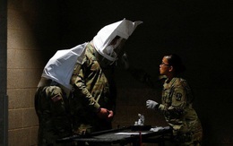 Covid-19: Quân đội Mỹ tự chế đồ che mặt, có gì dùng nấy