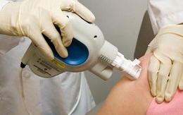 Một trong 7 loại vắc-xin COVID-19 nhận tài trợ từ Bill Gates sẽ được thử nghiệm lâm sàng trên người đầu tiên trong hôm nay