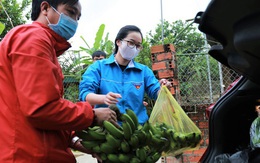 Câu chuyện ấm lòng về nhóm giảng viên trường Đại học Hà Tĩnh đi từng nhà dân kêu gọi quyên góp nhu yếu phẩm cho khu cách ly 1.000 người