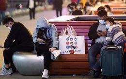 Khoảnh khắc lịch sử của TQ: Vũ Hán dỡ bỏ lệnh phong tỏa sau 76 ngày chống dịch Covid-19, hàng vạn người lên đường rời khỏi thành phố