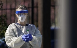 Nghịch lý giữa đại dịch COVID-19: Bệnh viện Mỹ sa thải hàng loạt nhân viên