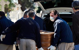 Nơi tâm dịch Covid-19 của Tây Ban Nha: Mỗi tang quyến có 5 phút để tiễn biệt người thân, 'nghĩa tử' chưa bao giờ vội vàng và đau đớn đến thế!