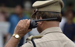 Chạy xe kéo lê cảnh sát 50 m để trốn kiểm tra Covid-19