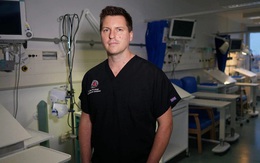 Bác sĩ Anh giải thích chuyện gì xảy ra trong phòng chăm sóc tích cực và nhắc nhở về thứ 'quyền năng' hơn để cứu bệnh nhân Covid-19