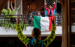 Cuộc sống bên ô cửa sổ, trên ban công, mái nhà thời cách ly tránh Covid-19, tưởng bí bách tù túng nhưng đẹp lạ thường