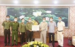 Công an Hà Nội tiếp nhận sản phẩm ủng hộ công tác phòng chống dịch bệnh Covid-19