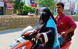Ấn Độ: Mẹ đi xe máy 1.400km đón con trai mắc kẹt vì lệnh phong tỏa
