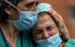 "Ai sẽ trả tiền điều trị...": Y tá New York kể lại lời trăn trối đau lòng của một bệnh nhân nhiễm Covid-19, hé lộ sự thật đáng sợ nước Mỹ đang phải đối mặt