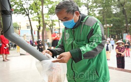 [Ảnh] Hà Nội đã có 'máy ATM' phát gạo miễn phí cho người nghèo