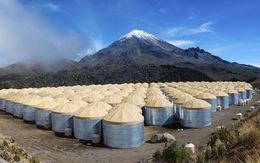 Từ trên đỉnh ngọn núi lửa tại Mexico, các nhà vật lý học cố chứng minh có thứ bay nhanh hơn ánh sáng