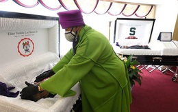 Người phụ nữ không thể đứng vững sau khi chồng và con trai 20 tuổi lần lượt qua đời vì nhiễm Covid-19 chỉ trong mấy ngày ngắn ngủi