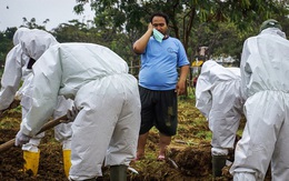 Sợ lây bệnh, dân làng Indonesia không cho chôn cất nữ y tá qua đời vì nhiễm Covid-19