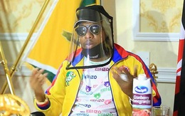 Choáng khi người nghèo Kenya được tặng rượu để chống dịch Covid-19