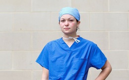 Nữ y tá ở tuyến đầu chống dịch Covid-19: 'Đã từng thấy biết bao người qua đời nhưng đây là lần đầu tiên tôi phải lau nước mắt cho bệnh nhân'