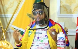 Choáng khi người nghèo Kenya được tặng rượu để chống dịch Covid-19