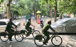 Ảnh: Công an Hà Nội đạp xe nhắc nhở, tuyên truyền chống dịch Covid-19